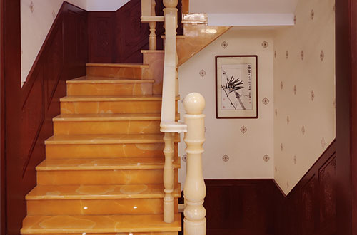 萍乡中式别墅室内汉白玉石楼梯的定制安装装饰效果