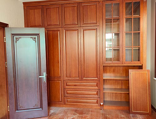 萍乡中式家庭装修里定制的实木衣柜效果图